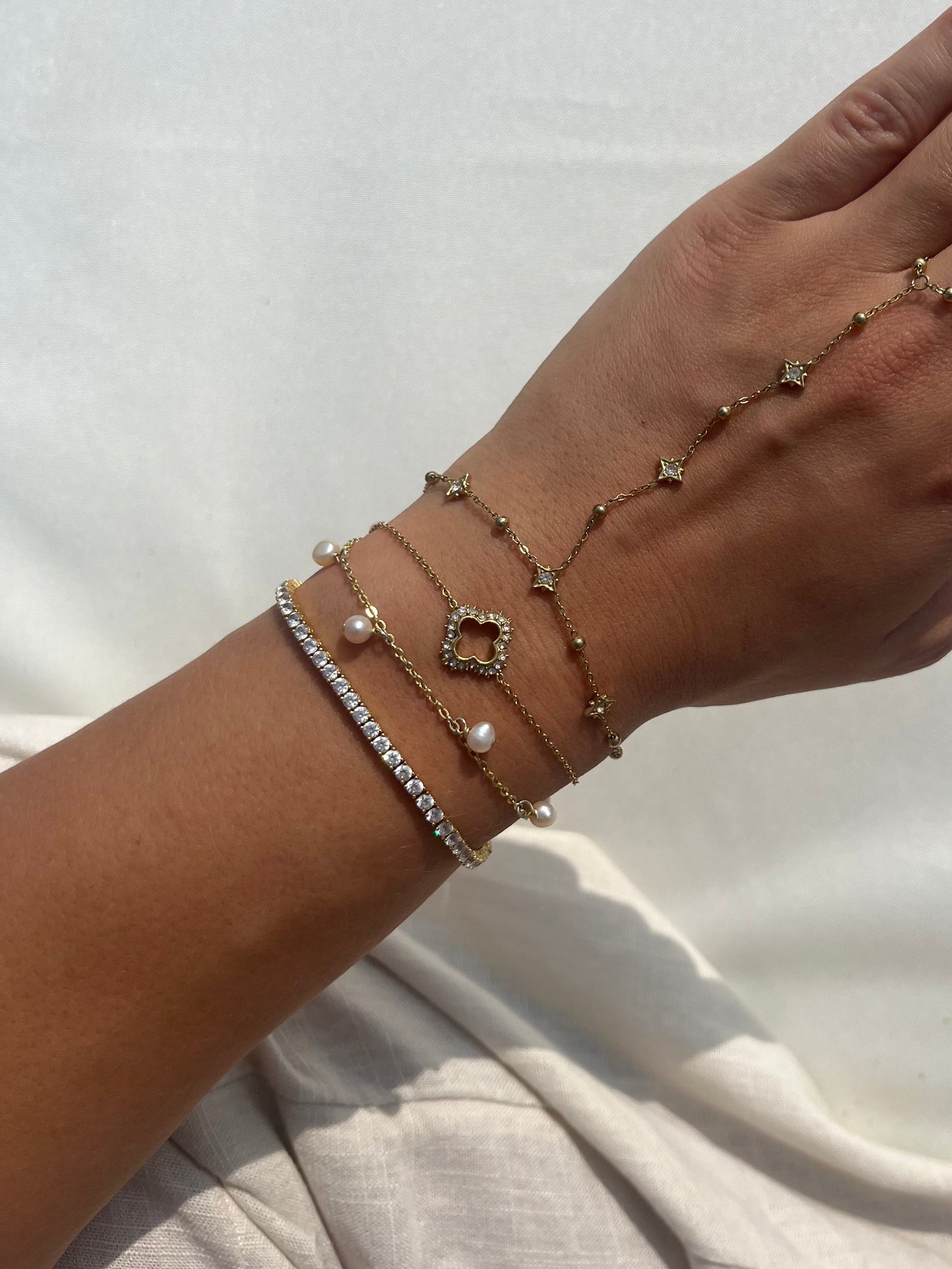 'Destiny' Rhinestone Detail Clover Bracelet - Gold